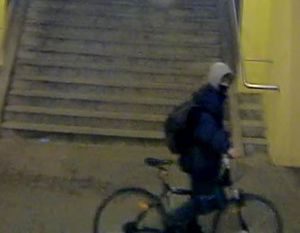 4. Zdjęcie przedstawiające mężczyznę, który może mieć związek z kradzieżą w tunelu SKM Gdynia Wzgórze Św. Maksymiliana, do której doszło w listopadzie br.