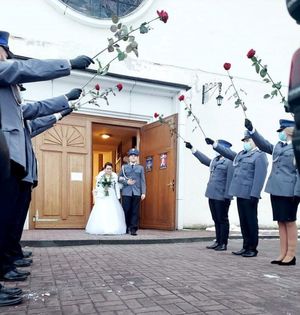 Zdjęcie przedstawiające szpaler podczas ślubu policjanta
