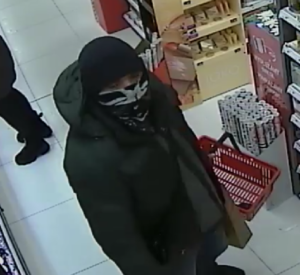 Zdjęcie przedstawiające mężczyznę, który może mieć związek z kradzieżą kosmetyków.