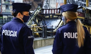 Zdjęcie przedstawiające policjantki stojące tyłem