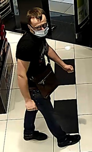 Zdjęcie przedstawiające mężczyznę, który może mieć związek z kradzieżą perfum