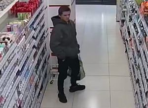 Zdjęcie przedstawiające mężczyznę, który może mieć związek z kradzieżą w drogerii.