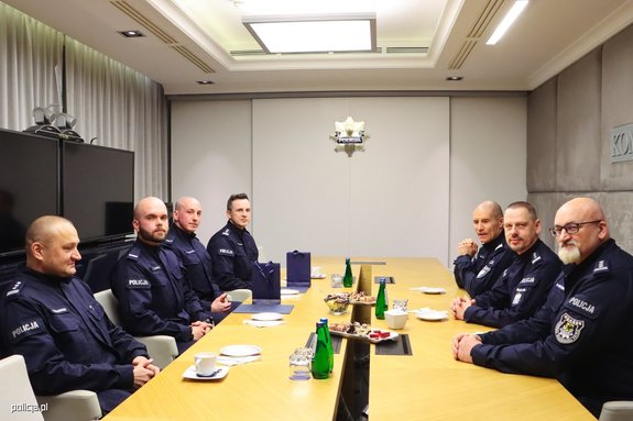 Zdjęcie przedstawiające siedmiu funkcjonariuszy Policji