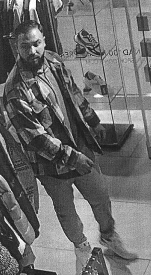 Zdjęcie przedstawiające mężczyznę, podejrzewanego o kradzież obuwia