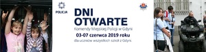 Zdjęcie poglądowe będące jednocześnie zaproszeniem na Dni Otwarte Komendy Miejskiej Policji w Gdyni. Na fotografii policjant na kładzie oraz dzieci odwiedzające komendę.