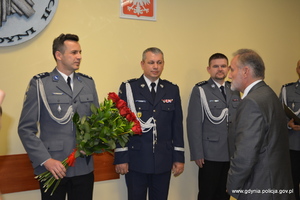 Zdjęcie poglądowe, przedstawiające Komendanta Wojewódzkiego Policji w Gdańsku, Komendanta Miejskiego Policji w Gdyni, I Zastępcę Komendanta Miejskiego Policji w Gdyni oraz Prezydenta Miasta Gdyni.