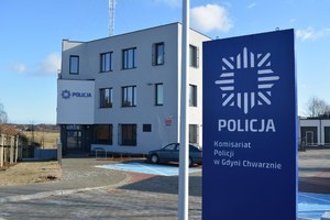 Zdjęcie poglądowe, przedstawiające budynek komisariatu policji wraz z tablicą z napisem: POLICJA Komisariat Policji w Gdyni Chwarznie.