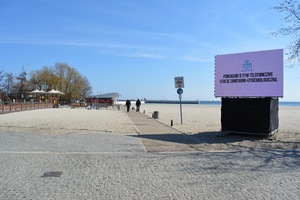 Zdjęcie przedstawiające policjantów kontrolujących plażę miejską.