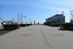 Zdjęcie przedstawiające Skwer Kościuszki. W tle widać żaglowiec oraz oceanarium.