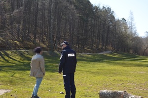 Zdjęcie przedstawiające policjanta rozmawiającego z mężczyzną na Polance Redłowskiej.