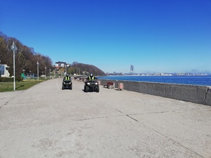 Zdjęcie przedstawiające dwóch policjantów jadących przez Bulwar Nadmorski na quadach.