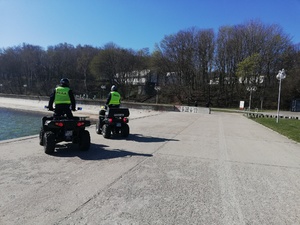 Zdjęcie przedstawiające dwóch policjantów jadących przez Bulwar Nadmorski na quadach.