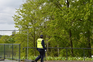 Zdjęcie przedstawiające policjantkę podczas patrolu.