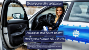 Zdjęcie przedstawiające umundurowaną policjantkę w radiowozie. Policjantka siedzi przy otwartych drzwiach i uśmiecha się.