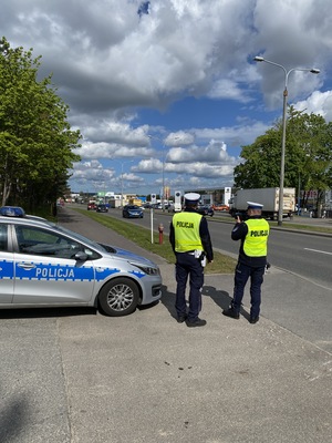 Policjanci wykonujący pomiar prędkości w ramach działań „Kaskadowy pomiar prędkości”