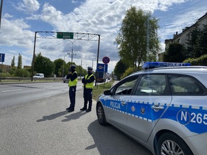 Policjanci podczas mierzenia prędkości w ramach działań „Kaskadowy pomiar prędkości”