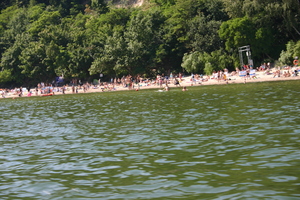 Widok z wody na plażę gdyńską