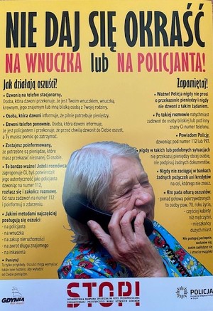 Zdjęcie przedstawiające plakat z seniorką rozmawiającą przez telefon. W tytule plakatu napis Nie daj się oszukać na wnuczka lub policjanta