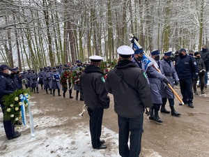 Zdjęcie przedstawiające policjantów biorących udział w ceremonii pogrzebowej