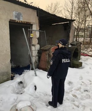 Zdjęcie przedstawiające policjantkę podczas kontroli pustostanu.