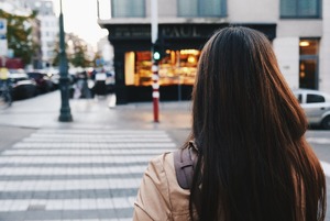 Kobieta stojąca przed przejściem dla pieszych