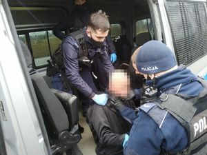 Zdjęcie przedstawiające policjantów wraz z odnalezionym mężczyzną.