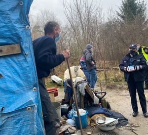 Zdjęcie przedstawiające policjantów, którzy odwiedzili osobę bezdomną.