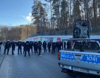 Zdjęcie przedstawiające policjantów podczas zabezpieczenia meczu.