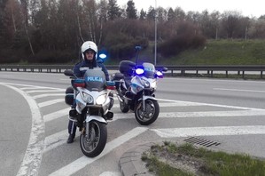 Zdjęcie przedstawiające policjanta na motocyklu