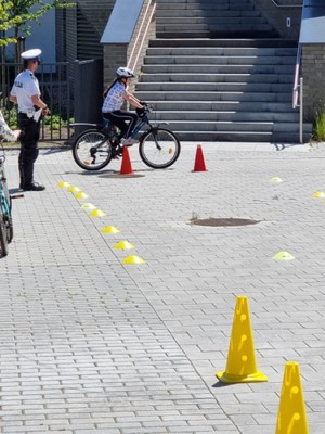 Zdjęcie przedstawiające policjanta podczas przeprowadzania egzaminu na kartę rowerową