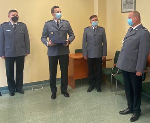 Zdjęcie przedstawiające Komendanta Miejskiego Policji w Gdyni - insp. Sławomira Pachurę, I Zastępcę Komendanta Miejskiego Policji w Gdyni - podinsp. Roberta Rondudę, Zastępcę Komendanta Miejskiego Policji w Gdyni - nadkom. Grzegorza Piórkowskiego oraz Zastępcę Komendanta Komisariatu Policji w Gdyni - Śródmieściu - podinsp. Przemysława Kamińskiego.