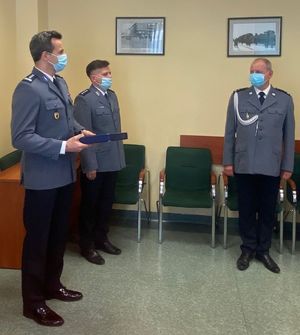 Zdjęcie przedstawiające Komendanta Miejskiego Policji w Gdyni - insp. Sławomira Pachurę, Zastępcę Komendanta Miejskiego Policji w Gdyni - nadkom. Grzegorza Piórkowskiego oraz Zastępcę Komendanta Komisariatu Policji w Gdyni - Śródmieściu - podinsp. Przemysława Kamińskiego.