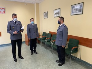 Zdjęcie przedstawiające Komendanta Miejskiego Policji w Gdyni - insp. Sławomira Pachurę, Zastępcę Komendanta Miejskiego Policji w Gdyni - nadkom. Grzegorza Piórkowskiego oraz Zastępcę Komendanta Komisariatu Policji w Gdyni - Śródmieściu - kom. Jarosława Neumanna