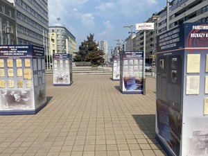 Zdjęcie przedstawiające wystawę plenerową na Placu Kaszubskim w Gdyni