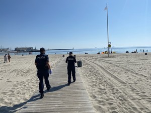 Zdjęcie przedstawiające policjantki patrolujące gdyńską plażę