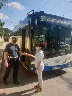 Zdjęcie przedstawiające policjantów podczas działań na rzecz walki z koronawirusem