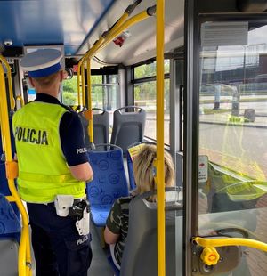 Zdjęcie przedstawiające policjanta w autobusie