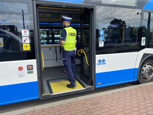 Zdjęcie przedstawiające policjanta w autobusie