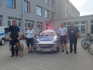 Zdjęcie przedstawiające policjantów podczas festynu rodzinnego