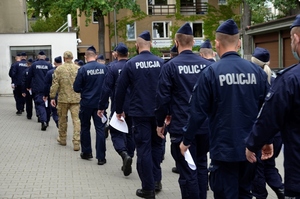 Zdjęcie przedstawiające policjantów stojących w kolejce do oddania krwi