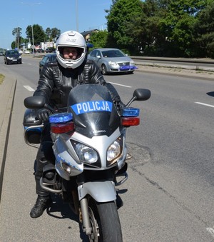 Zdjęcie przedstawiające policjanta na motocyklu