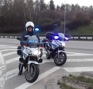 Zdjęcie przedstawiające policjanta na motocyklu