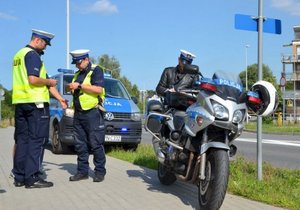 Zdjęcie przedstawiające policjantów podczas służby