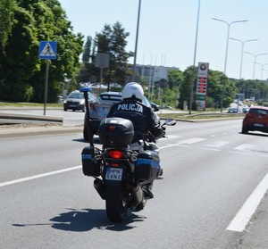 Zdjęcie przedstawiające policjanta na motocyklu.