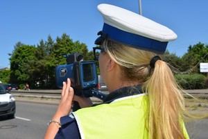 Zdjęcie przedstawiające policjantkę mierzącą pomiar prędkości