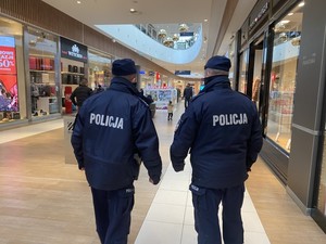 Zdjęcie przedstawiające policjantów podczas działań związanych z walką z koronawirusem