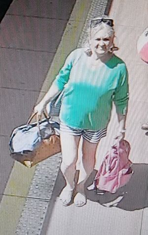 Zdjęcie przedstawiające kobietę podejrzewaną o przywłaszczenie plecaka
