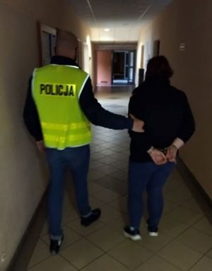 Zdjęcie przedstawiające zatrzymaną kobietę za kradzież rozbójniczą