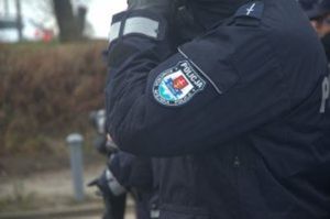 Zdjęcie poglądowe, przedstawiające część policjanta