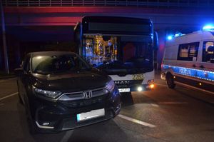 Zdjęcie przedstawiające miejsce kolizji autobusu miejskiego z osobową hondą